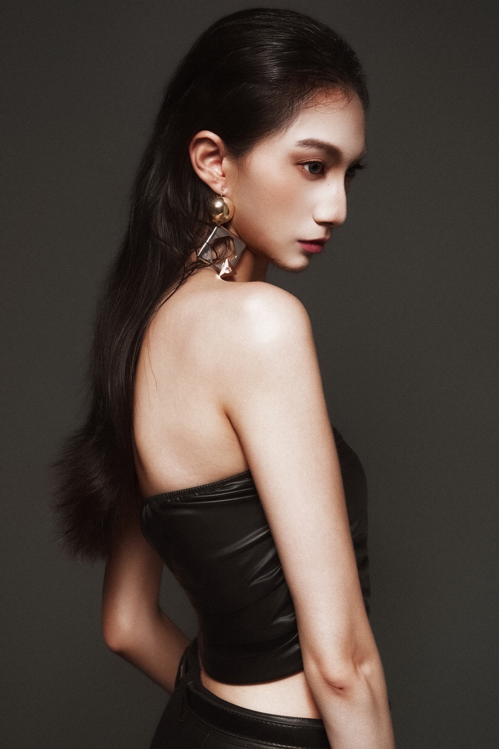 Northand北与肖像克制而有力量的女性侧身肖像